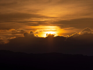 オレンジ色に輝く朝焼けの風景