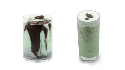 하얀 배경 위 아이스컵에 담긴 민트 초코 라떼
