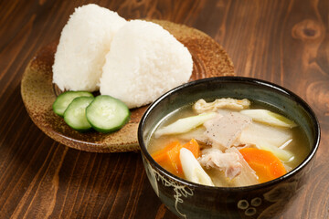 豚汁と塩むすび