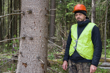 Obraz premium Forestry worker in work clothes.