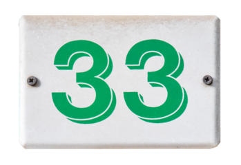  Plaque avec la chiffre 33 indiquant le numéro d'une habitation.