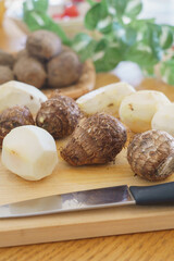 里芋の皮をむく