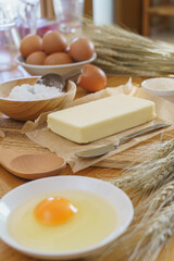 バターと小麦粉と生卵｜料理・お菓子作り　イメージ