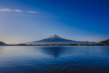 Fototapeta premium 青空と湖面に映る富士山の絶景
