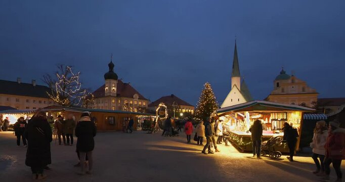Christkindlmarkt auf dem Kapellplatz, Alt&ouml;tting, Bayern, Deutschland