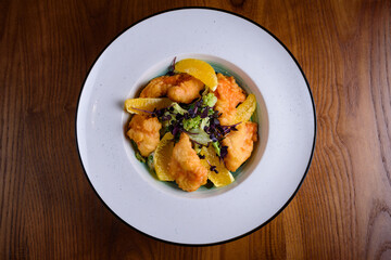 salad with crispy salmon and oranges with homemade sauce