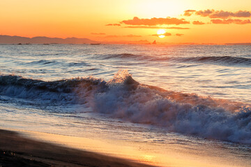 茅ヶ崎海岸の日出、烏帽子岩と波濤