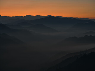 朝焼けの山の風景