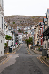 Obraz premium Llandudno is a picturesque seaside town in Wales, known for its elegant Victorian architecture, wide promenade, sandy beaches, and the Great Orme hill offering stunning views.
