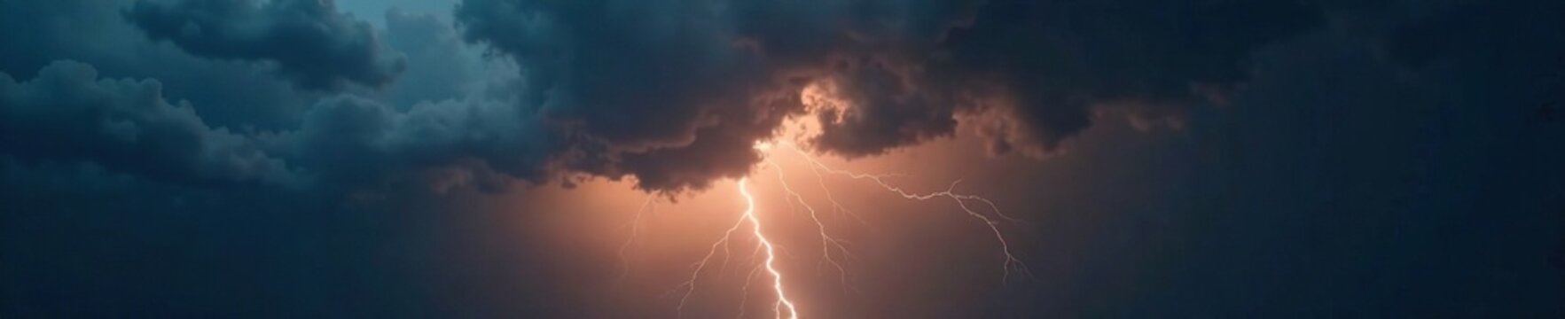 Rayo iluminando el cielo oscuro con nubes bajas y tormenta, thunder, darkness