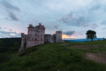 Obraz premium Le château de Portes au coucher du soleil