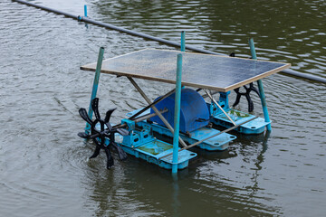 Obraz premium Solar-Powered Water Aerator Floating in a Pond