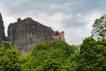 Obraz premium Meteora monasteries on the tops of rocks in the mountains. Interesting shaped rock formations in Greece. Beautiful mountain landscape.