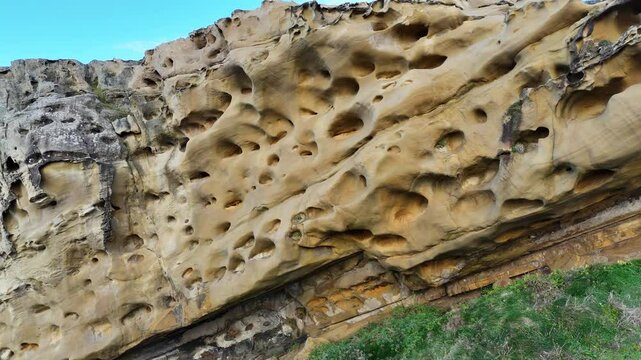 FALAISES OCRE SCULPT&Eacute;ES PAR L'&Eacute;ROSION, ORN&Eacute;ES DE CAVITES OFFRANT UNE VUE PANORAMIQUE SUR L'OC&Eacute;AN 
