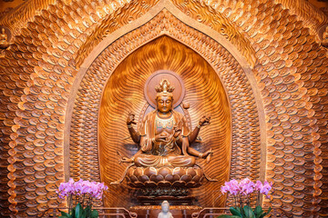 Obraz premium The statue of Thousands Hands Guanyin (Mercy Budda) in the Guanyin Hall of the ancient Guanzong Temple in Haishu District, Ningbo, Zhejiang Province, China.
