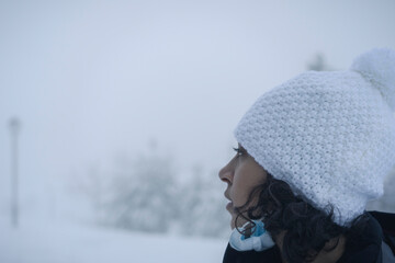 Chica disfrutando de la nieve 