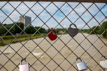 In Sommer kam es in München zu einem Hochwasser der Isar. Strömung und viel Wasser. Blick auf den...