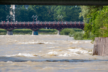 In Sommer kam es in München zu einem Hochwasser der Isar. Strömung und viel Wasser. Blick auf den...