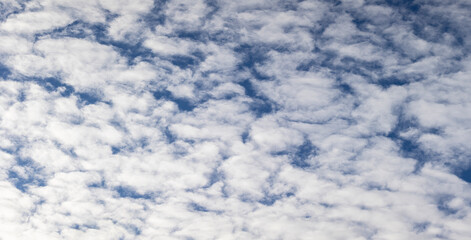 Panorama mit weissen Wolken bei Sonnenschein
