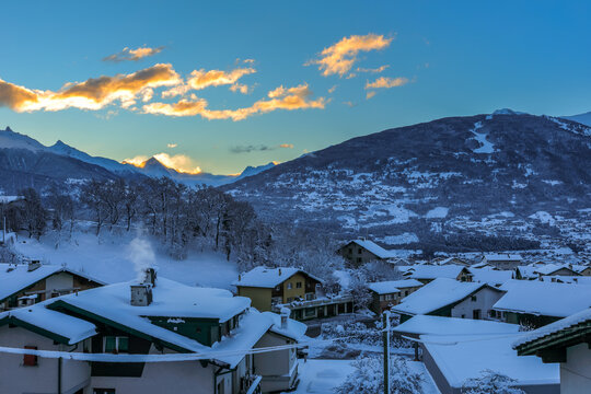 Aube sous la neige à Savièse, en Valais.