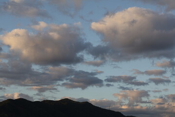 Una toma de cerca de un bello amanecer con varias nubes