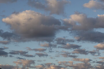 Una toma de cerca de un bello amanecer con varias nubes
