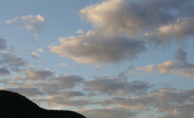 Una toma de cerca de un bello amanecer con varias nubes