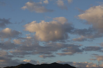 Una toma de cerca de un bello amanecer con varias nubes