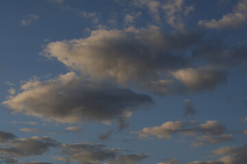 Una toma de cerca de un bello amanecer con varias nubes