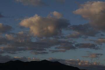 Una toma de cerca de un bello amanecer con varias nubes