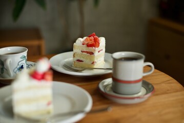 イチゴのショートケーキとホットコーヒー