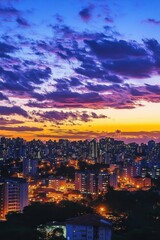 Obraz premium A vibrant city skyline at sunset, showcasing colorful clouds and lights.