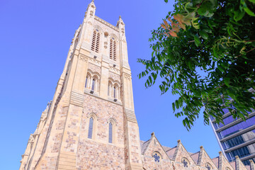 青空に映えるアデレードの教会
