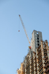 Naklejka premium construction of a new skyscraper and the crane on it