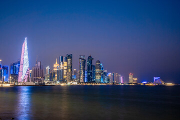 Obraz premium seaside view of tall skyscrapers in the corniche area of ​​doha city qatar