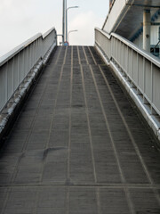 Obraz premium 川を渡る歩道橋の坂道