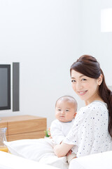 赤ちゃんを抱く母親