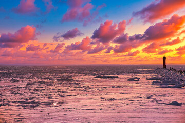 冬の風物詩・オホーツク海の流氷夕景 © san724