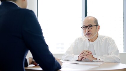 ビジネスマンに営業を受ける高齢者	