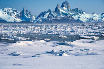 オホーツク海の流氷とフィッツロイ山合成 © san724