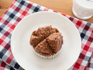 ココア蒸しパンと牛乳