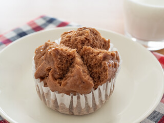 ココア蒸しパンと牛乳