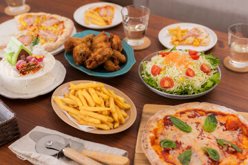 クリスマスパーティーのテーブルを彩る豪華な食事
