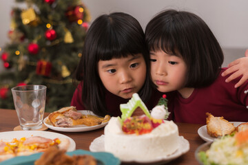 クリスマスケーキを囲む家族の楽しいひととき