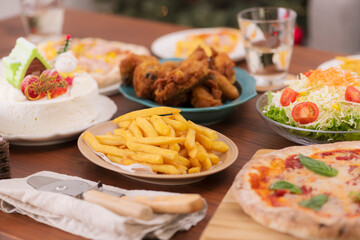 クリスマスパーティーのテーブルを彩る豪華な食事