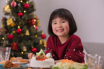 クリスマスケーキを楽しむ女の子