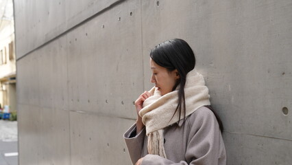マフラーとコートをまとった女性