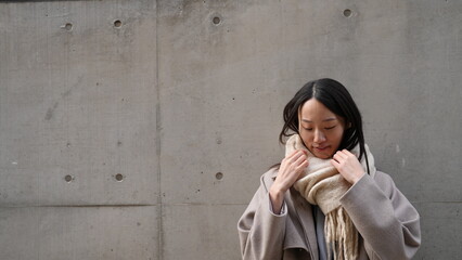 マフラーとコートをまとった女性