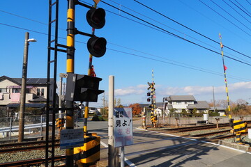 Naklejka premium 青空広がる田舎の閑静な踏切の風景