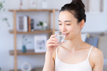 ミネラルウォーターを飲む若い女性